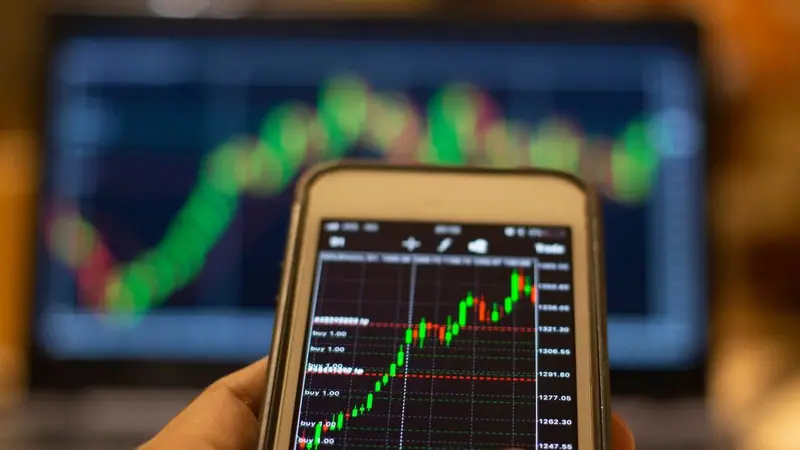 Móvil con un gráfico de precios en la pantalla
