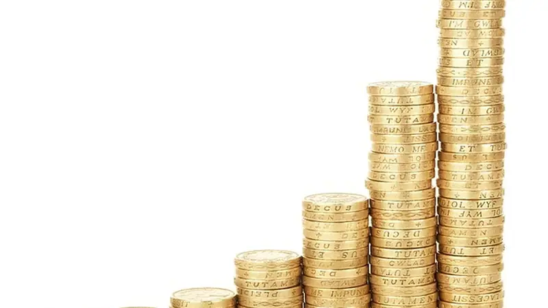 Pilas de monedas de distinto tamaño