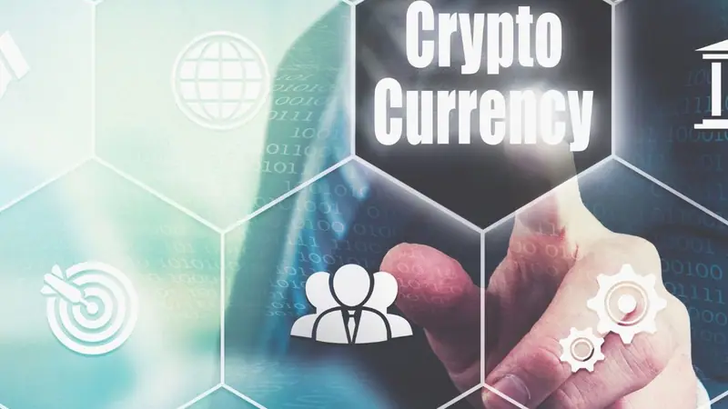 Concepto de criptomonedas con iconos de personas y moneda