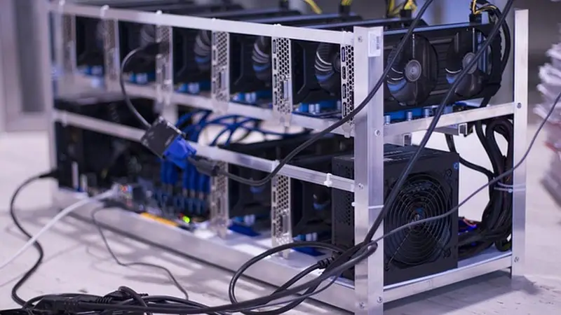 Equipo de minería de criptomonedas con varias tarjetas conectadas