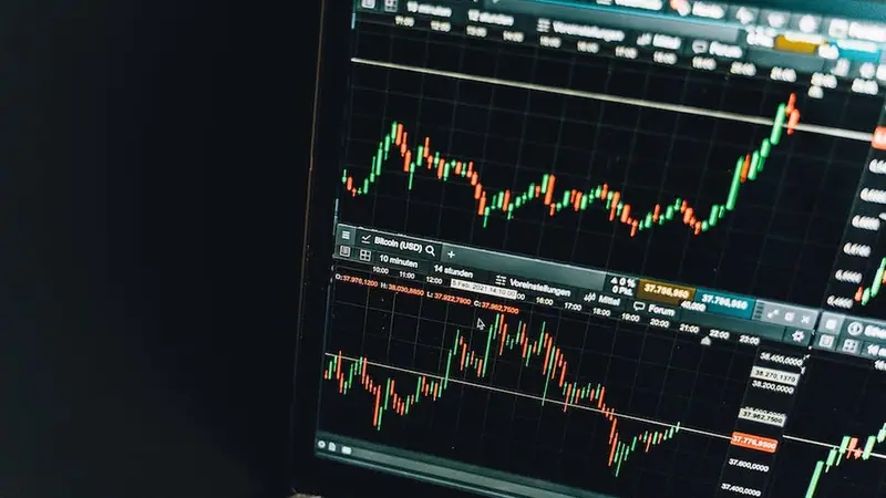 Pantalla con gráficos de velas de un mercado financiero