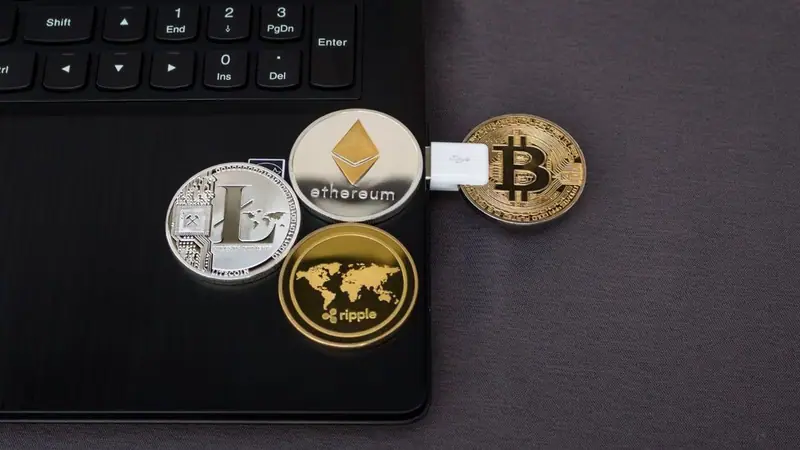 Monedas de distintas criptomonedas sobre un teclado